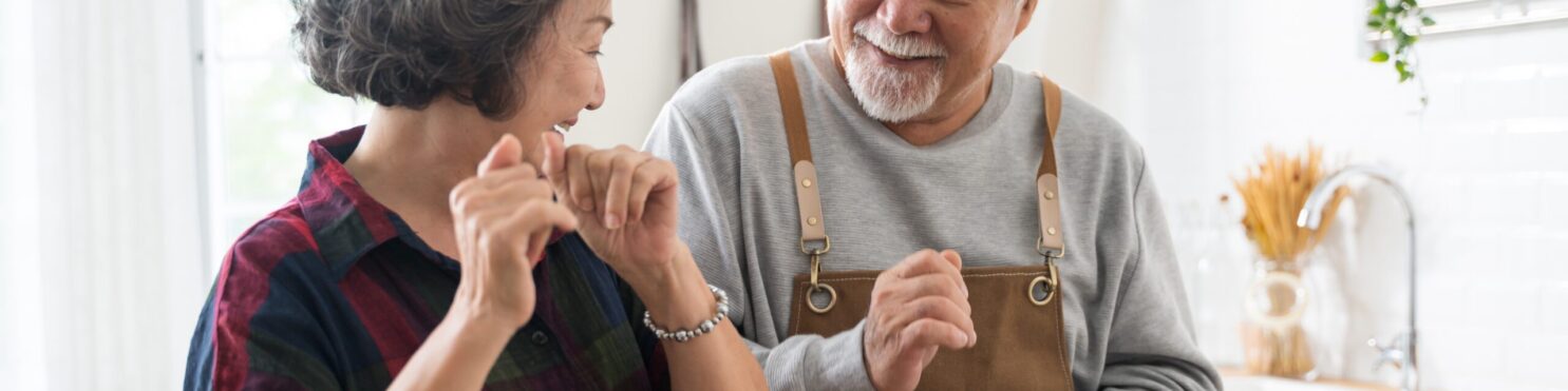 Asian,Mature,Senior,Couple,Is,Dancing,And,Smiling,In,Kitchen Man en vrouw hebben lol samen in de keuken